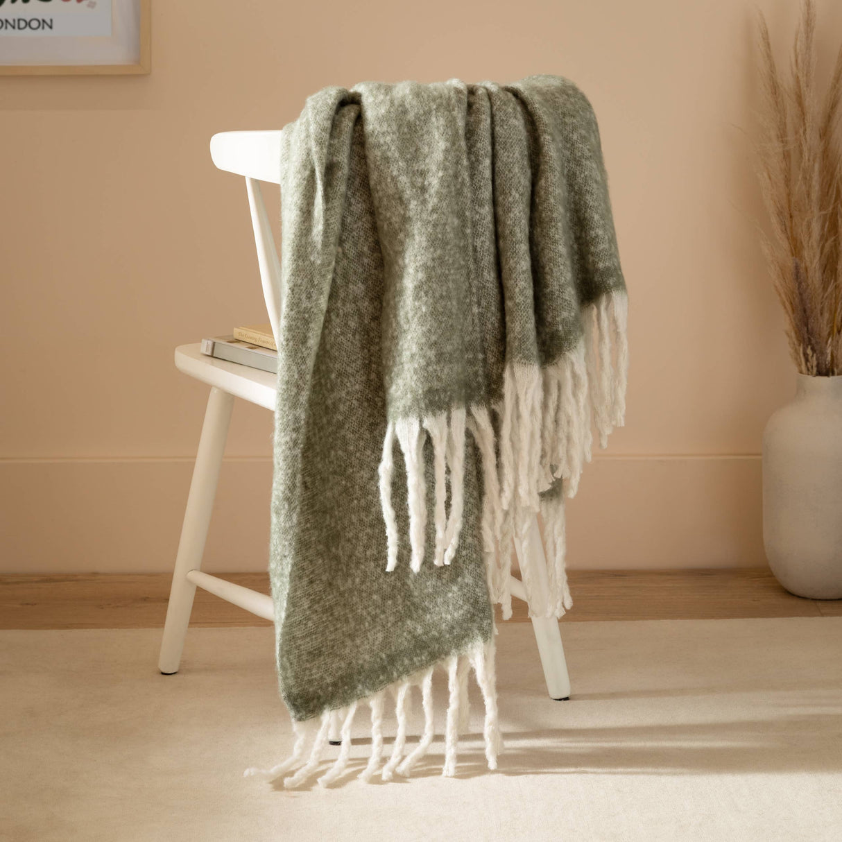 Riva Home - Cozy Woven Tasselled Throw Green: Green / 140 x 180cm.