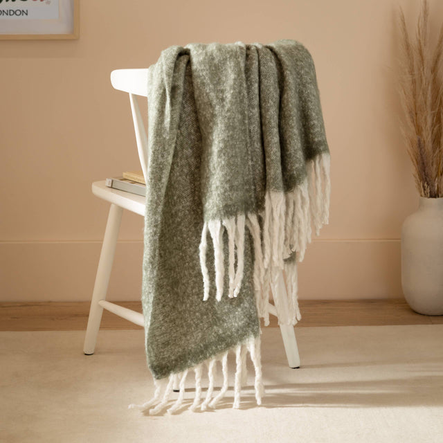 Riva Home - Cozy Woven Tasselled Throw Green: Green / 140 x 180cm.
