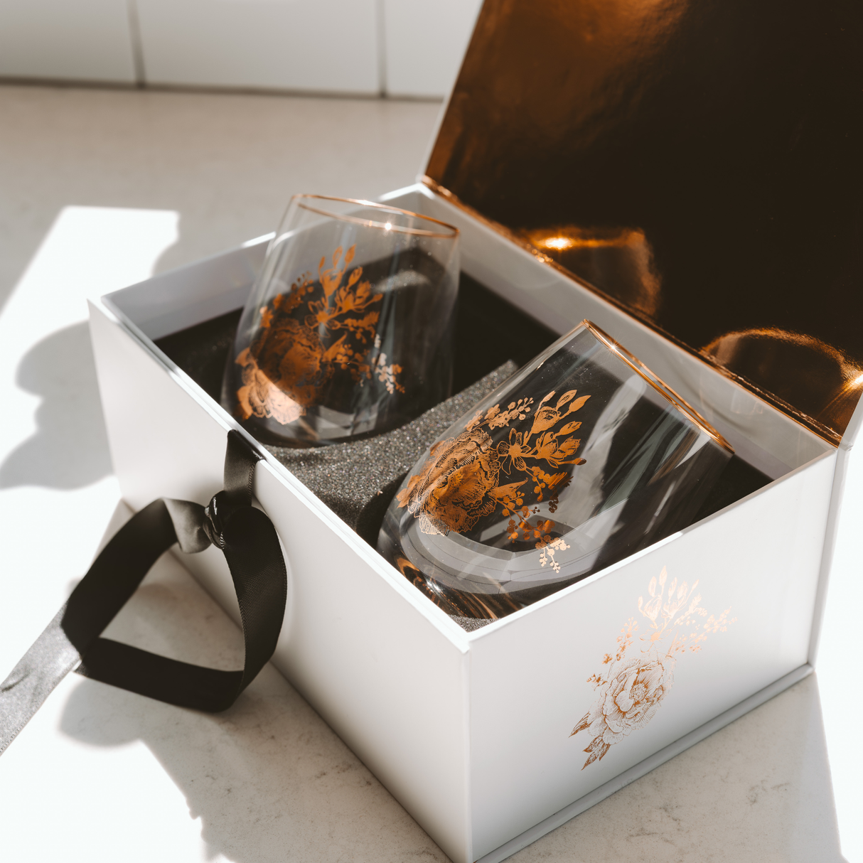 Boxed Set of 2 Stemless Wine Glasses – Delft-Inspired with Gold Floral Detail