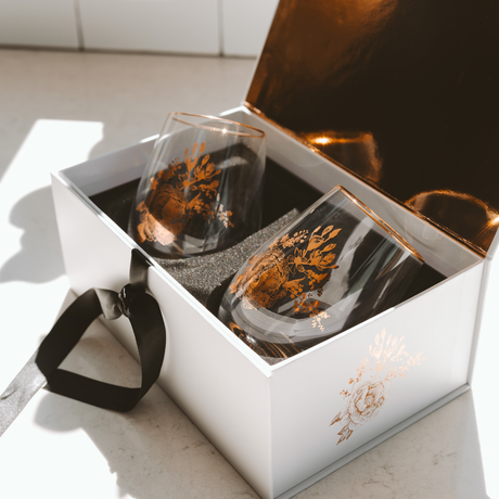 Boxed Set of 2 Stemless Wine Glasses – Delft-Inspired with Gold Floral Detail