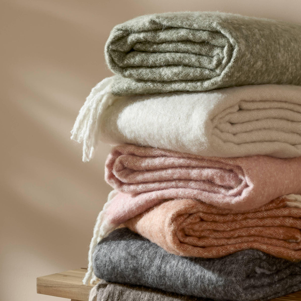 Cozy Woven Tasselled Throw Charcoal: Charcoal / 140 x 180cm