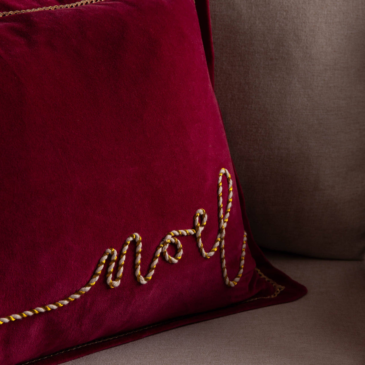 Riva Home - Winter Noel Applique Velvet Cushion Red: Red / Polyester Filled / 40 x 60cm