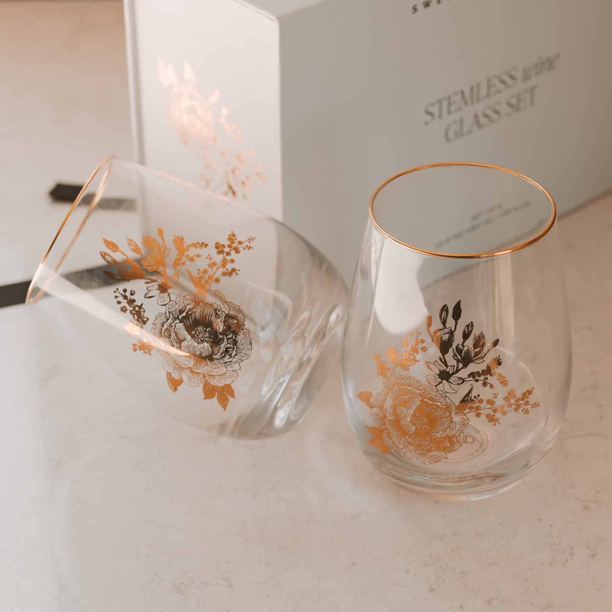 Boxed Set of 2 Stemless Wine Glasses – Delft-Inspired with Gold Floral Detail