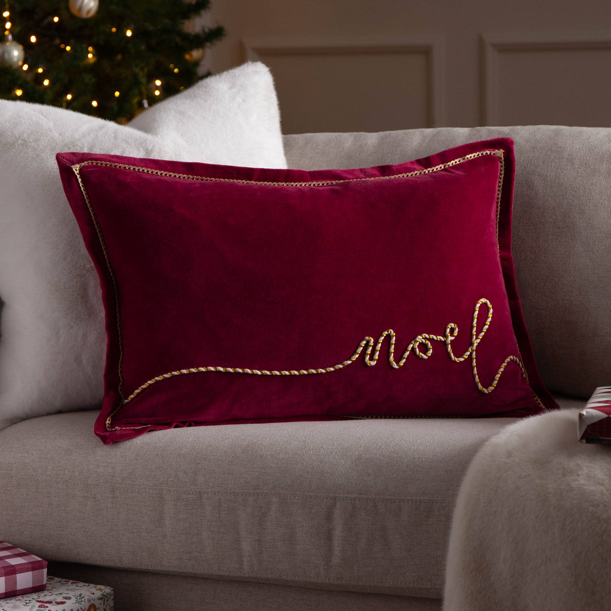 Riva Home - Winter Noel Applique Velvet Cushion Red: Red / Polyester Filled / 40 x 60cm